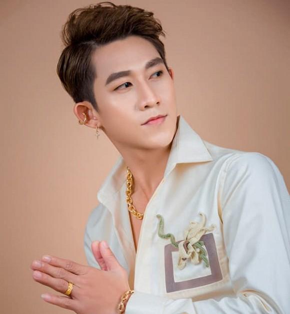 Hồ Gia Hùng (HKT) sợ hết hồn khi khán giả nữ lao vào mình lộn mèo-1