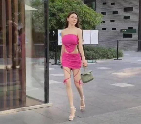 Cô gái đi mua sắm với trang phục mát mẻ, dân mạng ngán ngẩm-2