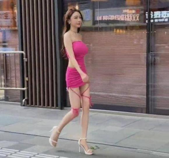 Cô gái đi mua sắm với trang phục mát mẻ, dân mạng ngán ngẩm-3