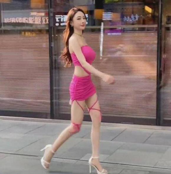 Cô gái đi mua sắm với trang phục mát mẻ, dân mạng ngán ngẩm-4