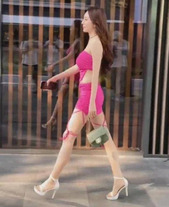 Cô gái đi mua sắm với trang phục mát mẻ, dân mạng ngán ngẩm-1