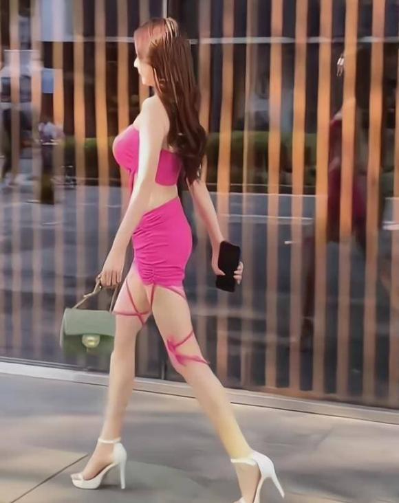 Cô gái đi mua sắm với trang phục mát mẻ, dân mạng ngán ngẩm-7