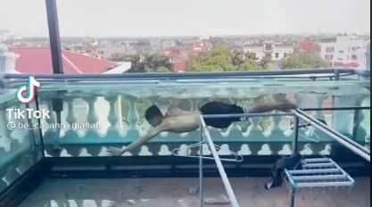 Thanh niên xây bể cá trên tầng thượng, bơi thử mãi không hết bể-1