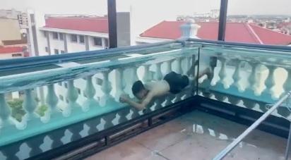 Thanh niên xây bể cá trên tầng thượng, bơi thử mãi không hết bể-2