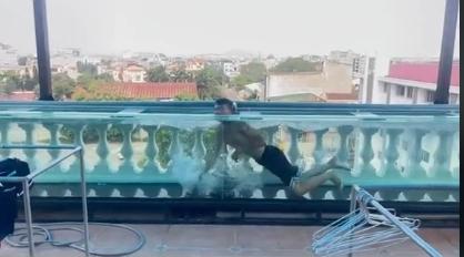 Thanh niên xây bể cá trên tầng thượng, bơi thử mãi không hết bể-3