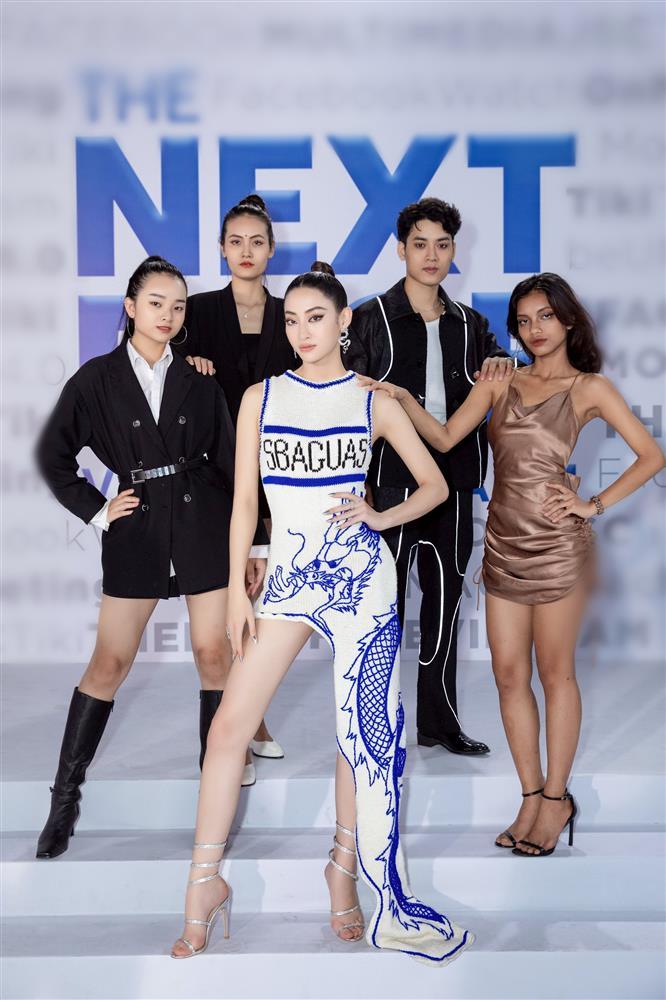 Bảo Anh bị đôi chân 1m22 của Lương Thùy Linh chặt đẹp khi đụng hàng-5