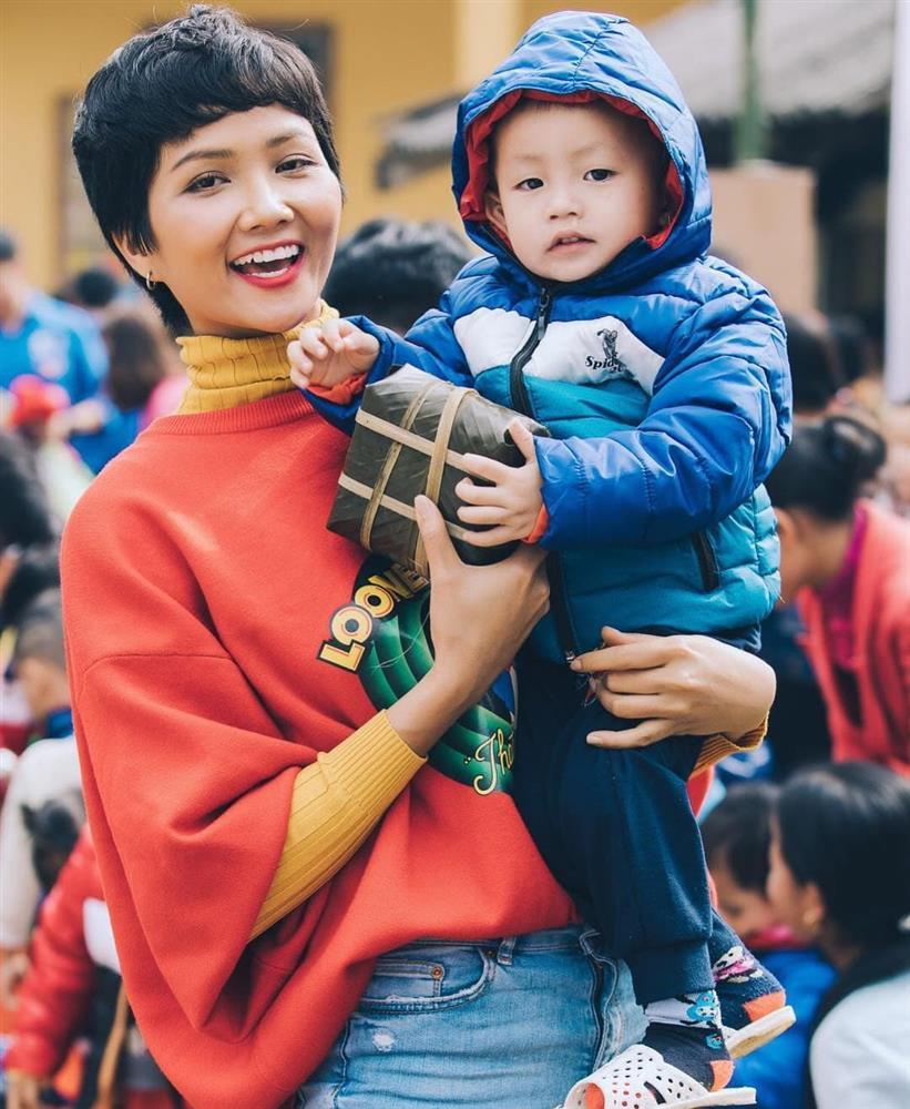 Bảo Anh bị đôi chân 1m22 của Lương Thùy Linh chặt đẹp khi đụng hàng-7