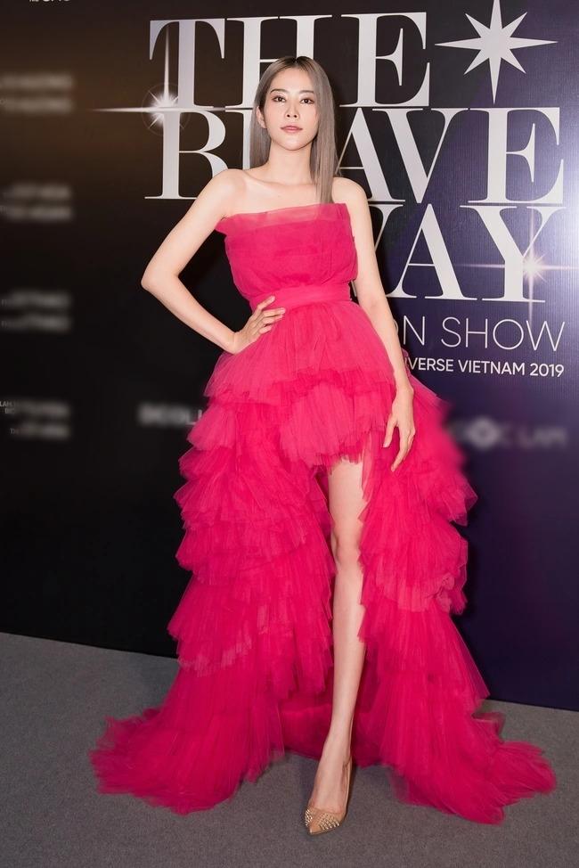 Bảo Anh bị đôi chân 1m22 của Lương Thùy Linh chặt đẹp khi đụng hàng-9