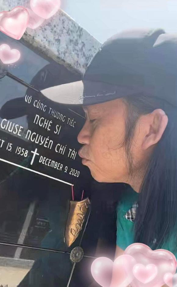 Hoài Linh hôn lên bia mộ cố nghệ sĩ Chí Tài khi tới Mỹ-3