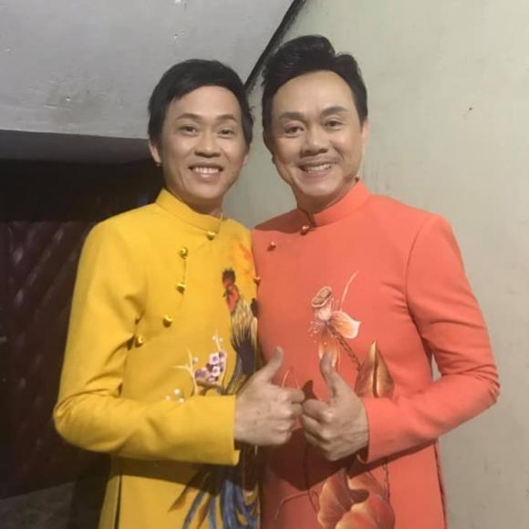 Hoài Linh hôn lên bia mộ cố nghệ sĩ Chí Tài khi tới Mỹ-4