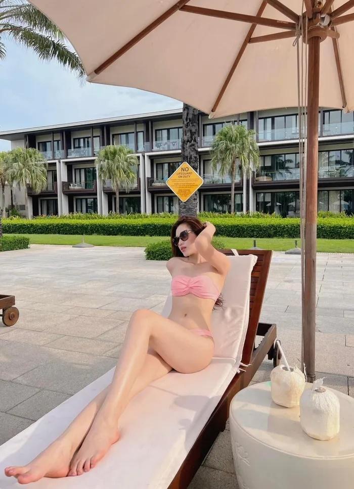 Cũng ưu ái bikini màu hồng nhưng Hoa hậu Đỗ Thị Hà sexy hơn với thiết kế kiệm vải.