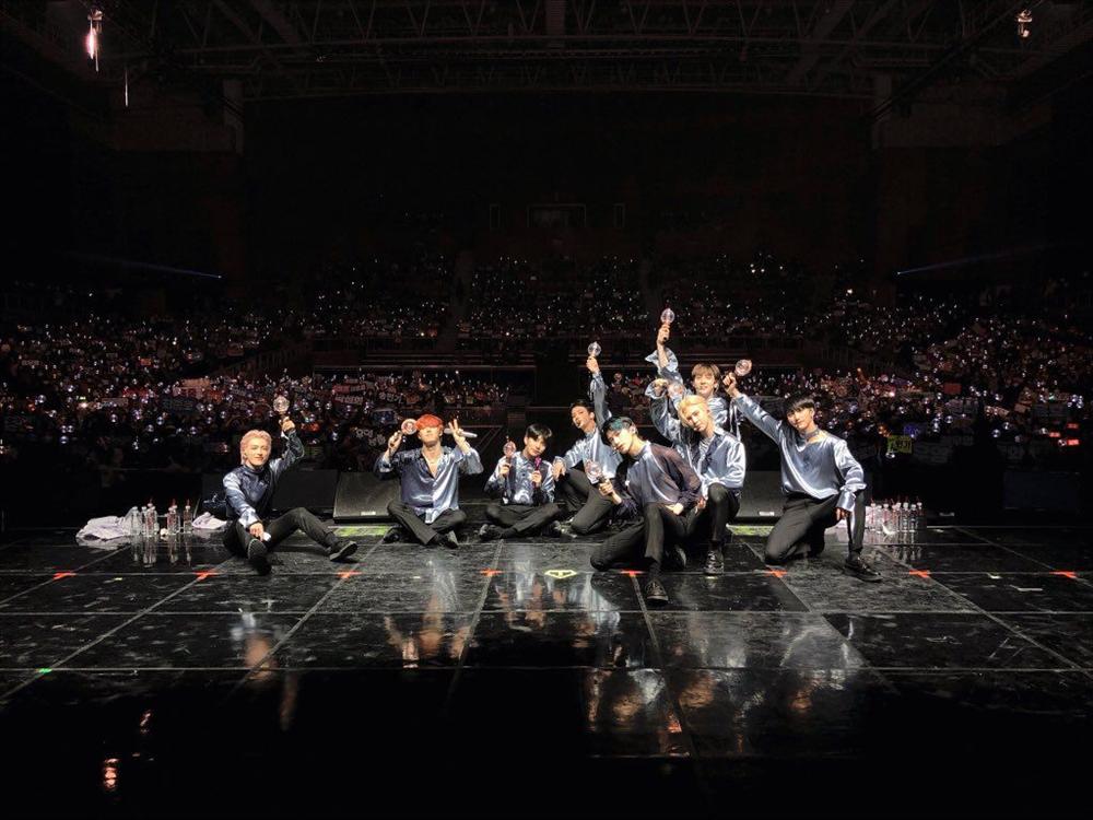 Nhóm nhạc nam đeo đồng hồ nửa tỷ nhưng lại cho fan ăn đồ rẻ tiền-1