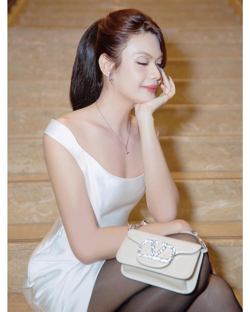 Luna Đào hiếm hoi mặc váy ngắn đi diễn: Visual cam thường ra sao?-7