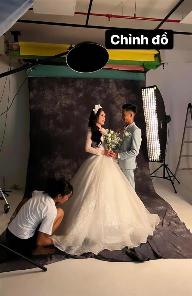 HHen Niê xuề xòa làm stylist kiêm thợ chụp ảnh cưới cho em trai-3