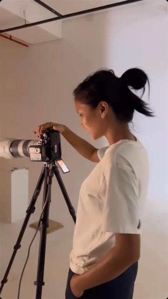 HHen Niê xuề xòa làm stylist kiêm thợ chụp ảnh cưới cho em trai-4