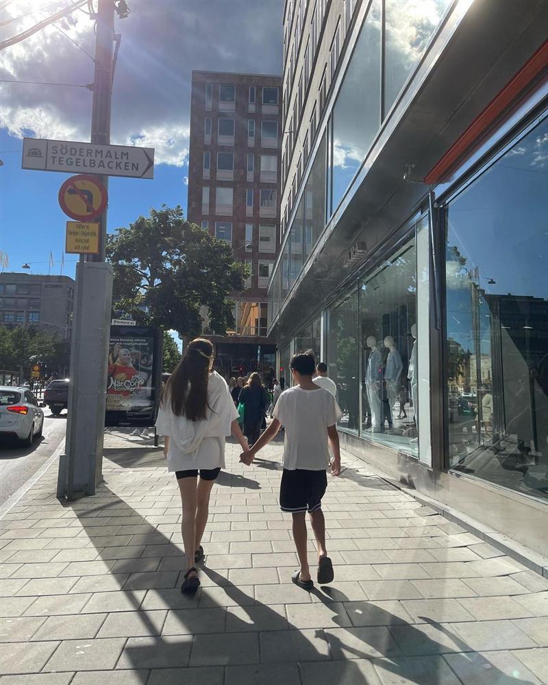 Subeo sánh bước Hồ Ngọc Hà, cặp giò đỉnh ngang ngửa mẹ-2