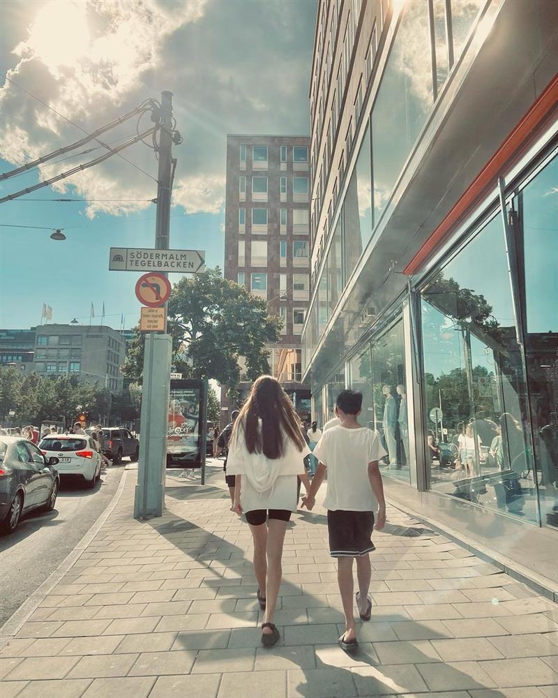 Subeo sánh bước Hồ Ngọc Hà, cặp giò đỉnh ngang ngửa mẹ-3