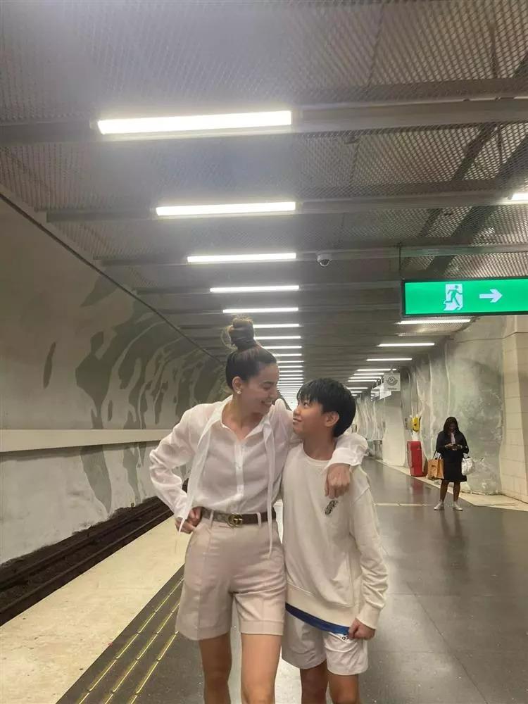 Subeo sánh bước Hồ Ngọc Hà, cặp giò đỉnh ngang ngửa mẹ-6