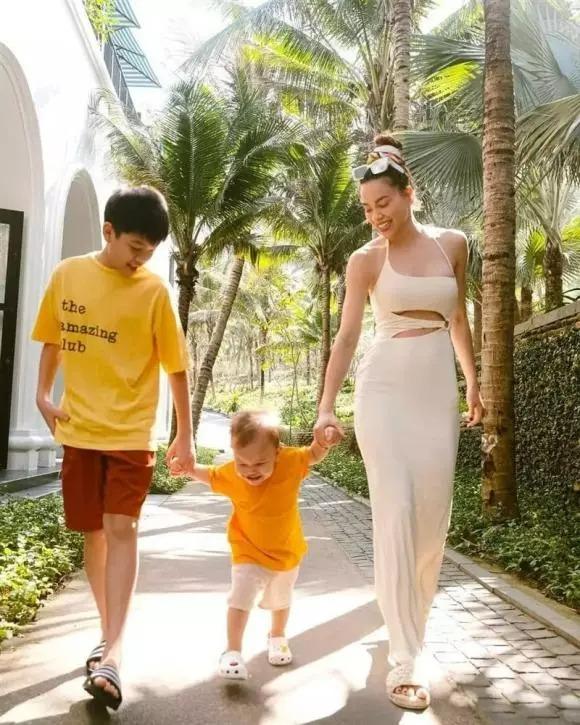 Subeo sánh bước Hồ Ngọc Hà, cặp giò đỉnh ngang ngửa mẹ-9