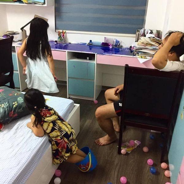 Đẻ con gái nghịch còn hơn con trai, bố chỉ biết ôm đầu bất lực-2