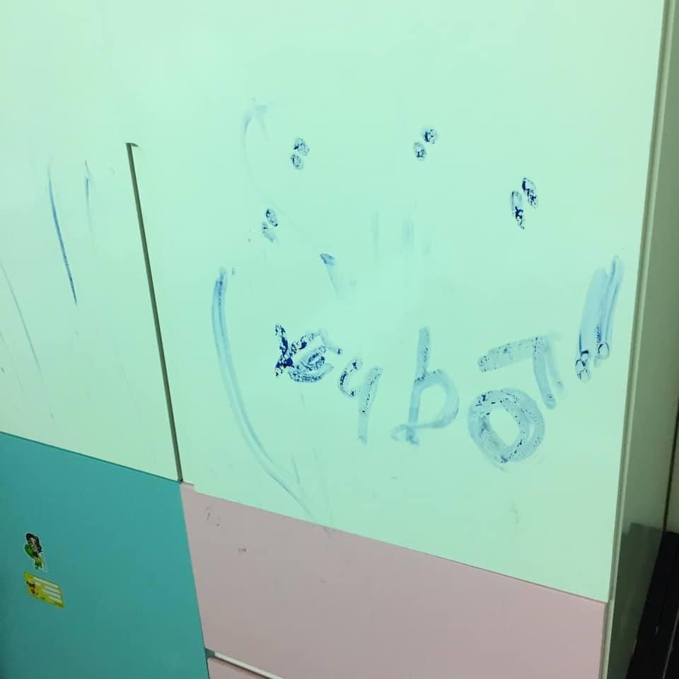 Đẻ con gái nghịch còn hơn con trai, bố chỉ biết ôm đầu bất lực-4