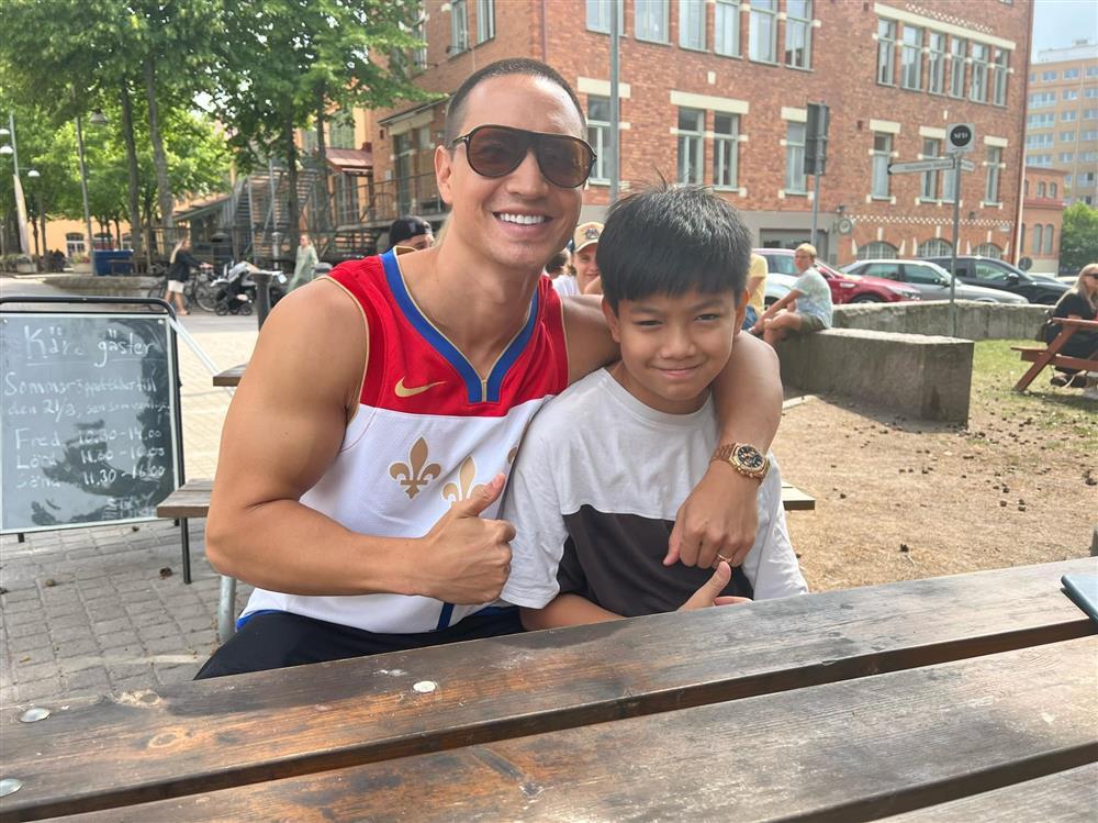 Subeo sánh bước Hồ Ngọc Hà, cặp giò đỉnh ngang ngửa mẹ-13