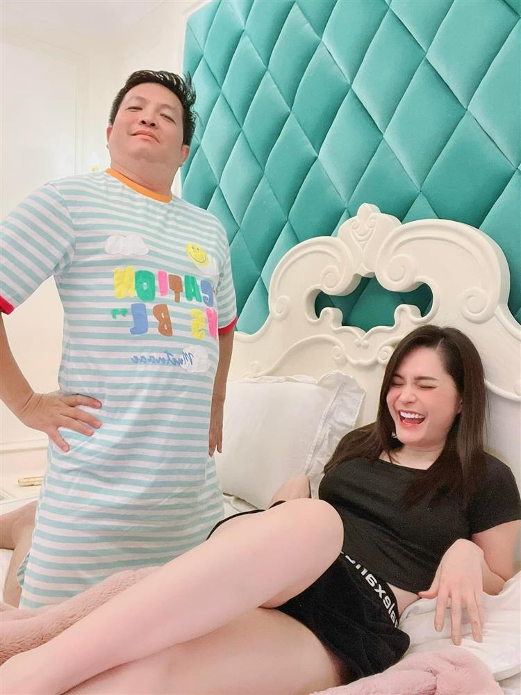 Chồng đại gia của Đoàn Di Băng mặc đồ ngủ của vợ nhìn lạ lắm-3