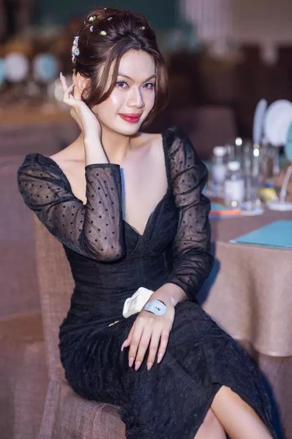 Đào Bá Lộc mặc váy ngắn cũn hóa quý cô sang chảnh đi sự kiện-7