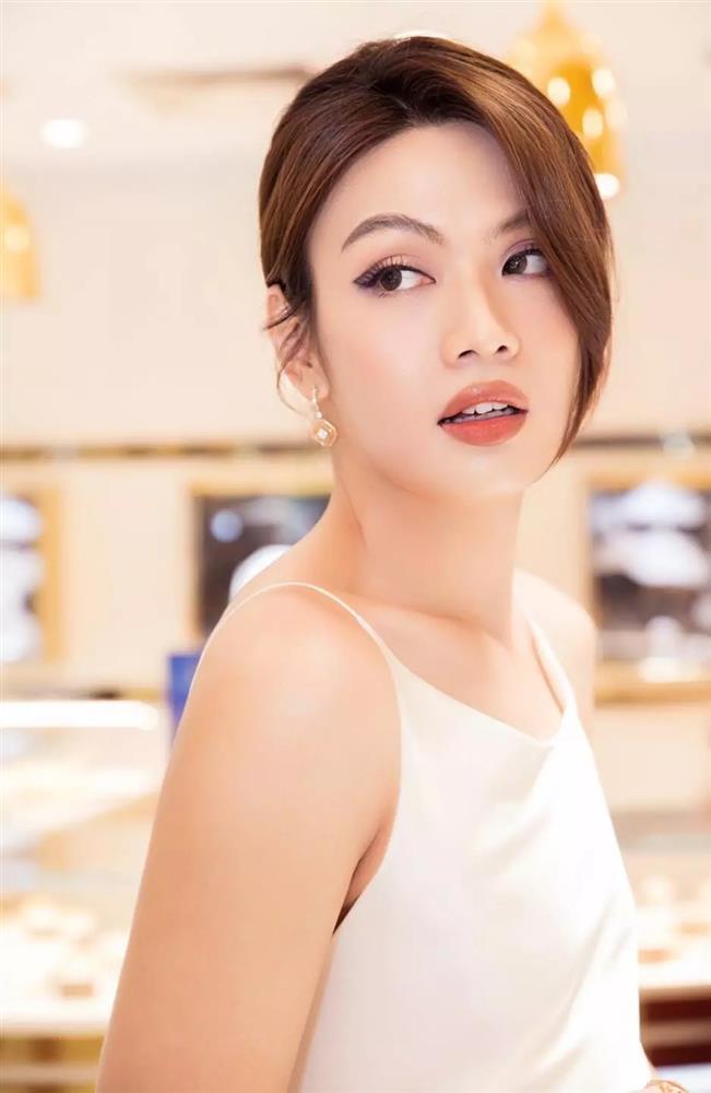 Đào Bá Lộc mặc váy ngắn cũn hóa quý cô sang chảnh đi sự kiện-10