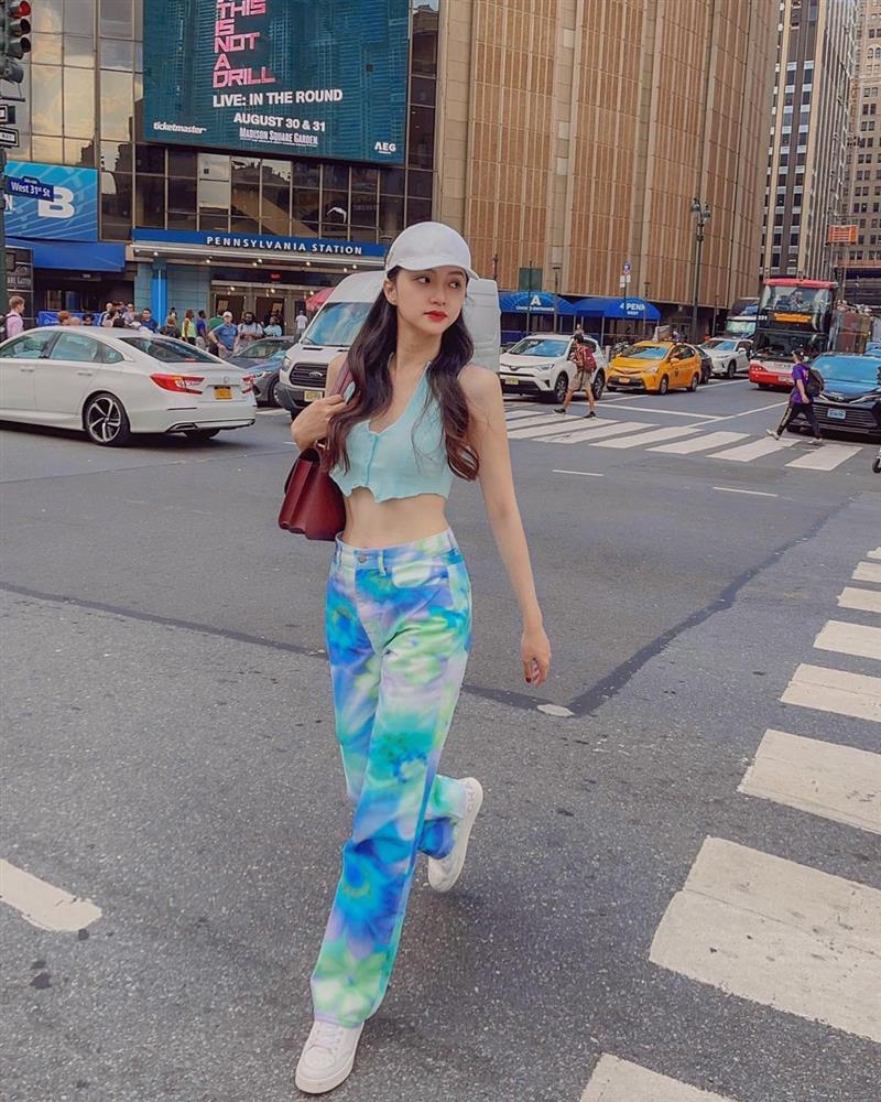 Hương Giang mang 7749 chiếc áo lạnh bụng mặc ở trời Tây-9