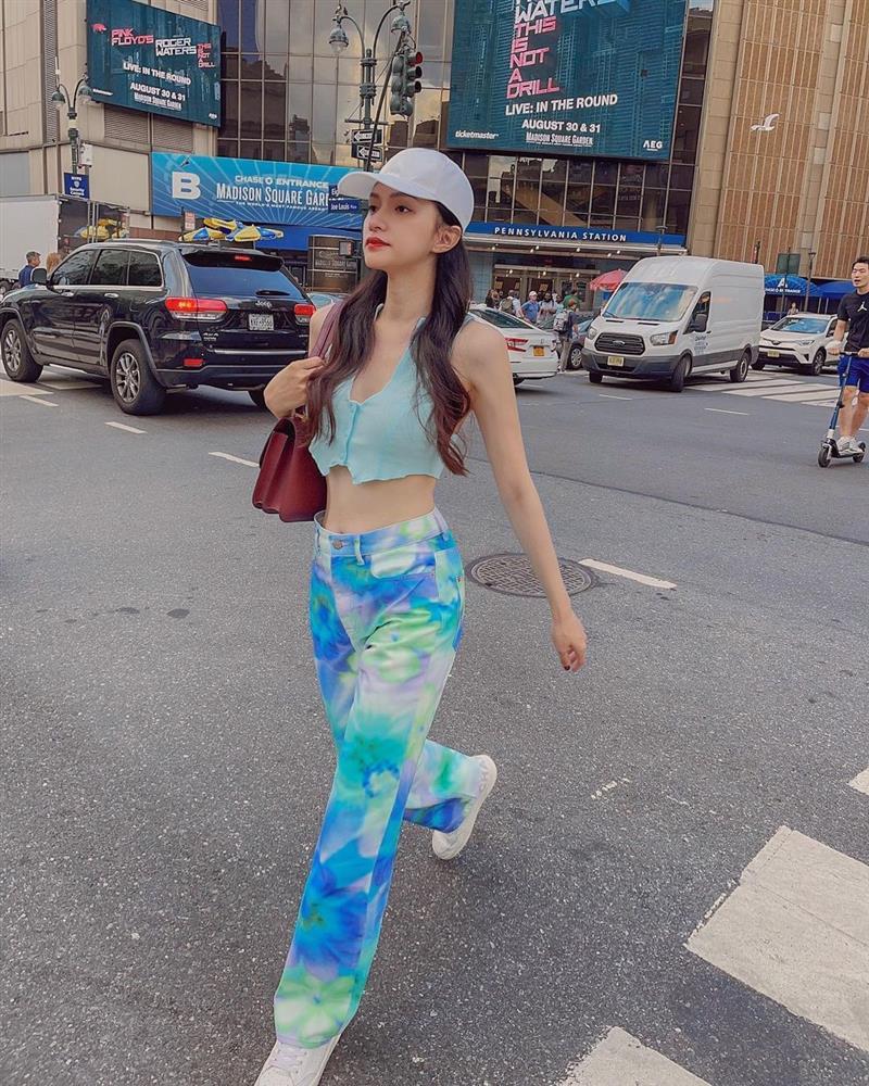 Hương Giang mang 7749 chiếc áo lạnh bụng mặc ở trời Tây-10