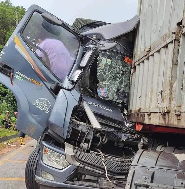 Xe sơmi rơmooc tông xe tải chở axit, tài xế bỏng nặng tới 80%-2