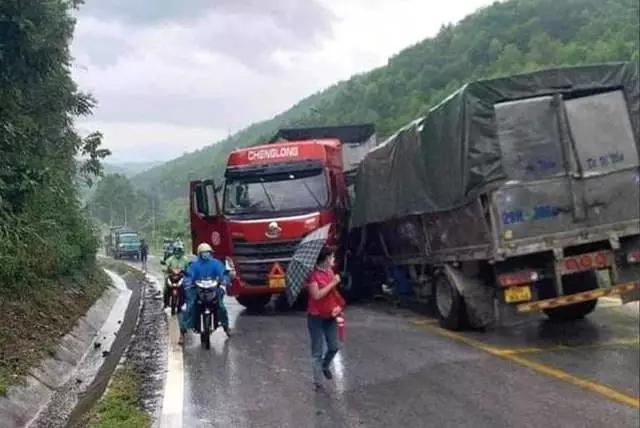 Xe sơmi rơmooc tông xe tải chở axit, tài xế bỏng nặng tới 80%-1