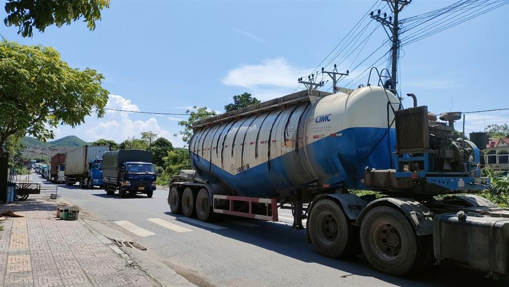 Xe sơmi rơmooc tông xe tải chở axit, tài xế bỏng nặng tới 80%-3