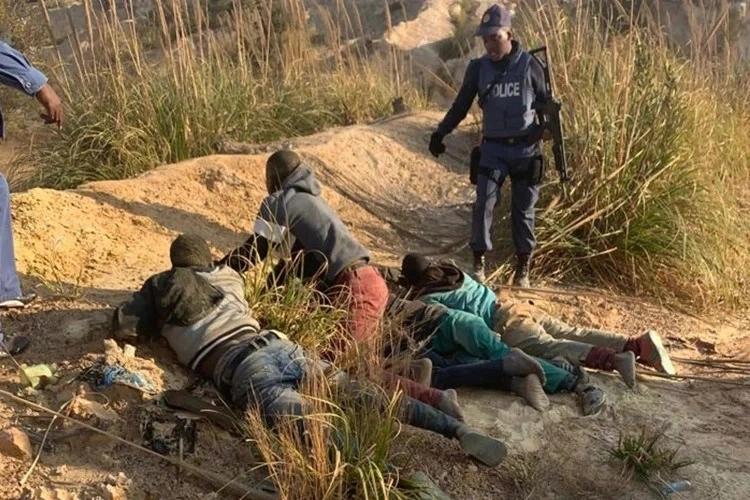 Quá trình bắt 84 nghi phạm vụ cưỡng hiếp 8 người mẫu Nam Phi - 2sao