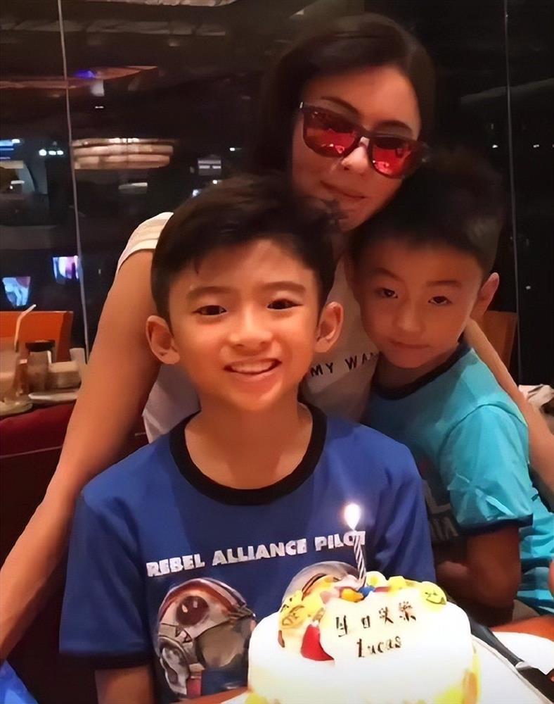 Ngoại hình khác lạ của con trai Tạ Đình Phong - Trương Bá Chi-3