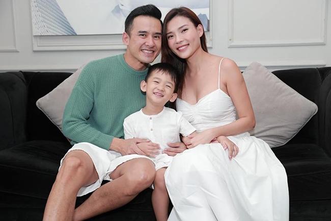 Thúy Diễm và Lương Thế Thành là cặp vợ chồng hot của showbiz Việt. Mới đây, Lương Thế Thành vướng tin đồn ngoại tình, ngay lập tức Thúy Diễm đã lên tiếng nói rõ mọi sự thật.