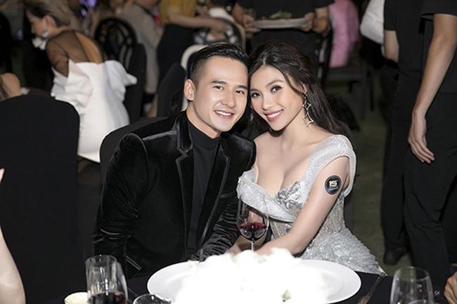 Lương Thế Thành luôn ôm eo vợ thật chặt, chú ý từng bước đi của vợ bởi Thuý Diễm thường diện váy dài và mang giày cao gót.