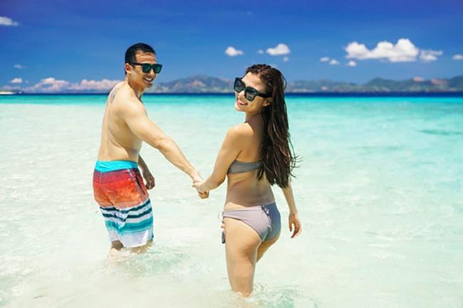 Về việc cưng vợ “như trứng mỏng” và luôn theo sát bà xã, Lương Thế Thành bộc bạch: “Phải chăm chứ, bà xã đang là người phụ nữ duy nhất trong nhà nên được cưng lắm. Cô ấy đã chịu nhiều cực khổ cho tôi và con trai rồi nên tôi luôn luôn ý thức bù đắp và làm vợ vui, hạnh phúc”.