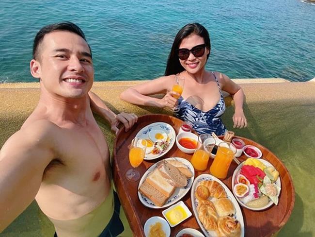 "Thời gian qua, anh Thành dành hết thời gian cho gia đình, con cái. Tôi và chồng vẫn luôn đồng hành cùng nhau trong công việc, cuộc sống", Thúy Diễm cho biết.