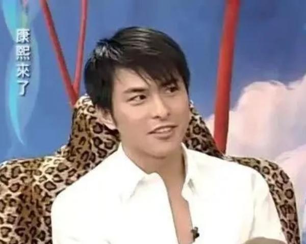 Sao Hoa ngữ hết thời phải đi làm bồi bàn, hát múa trong hộp đêm-1