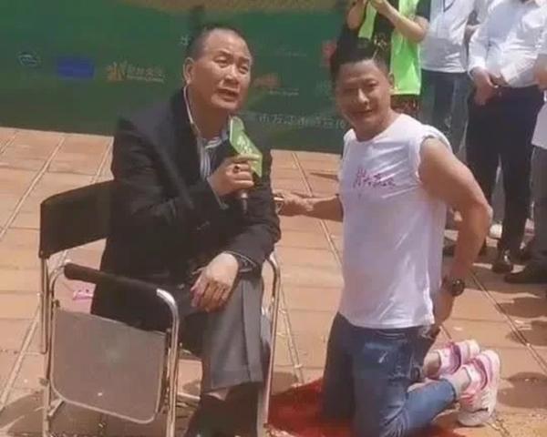 Sao Hoa ngữ hết thời phải đi làm bồi bàn, hát múa trong hộp đêm-5