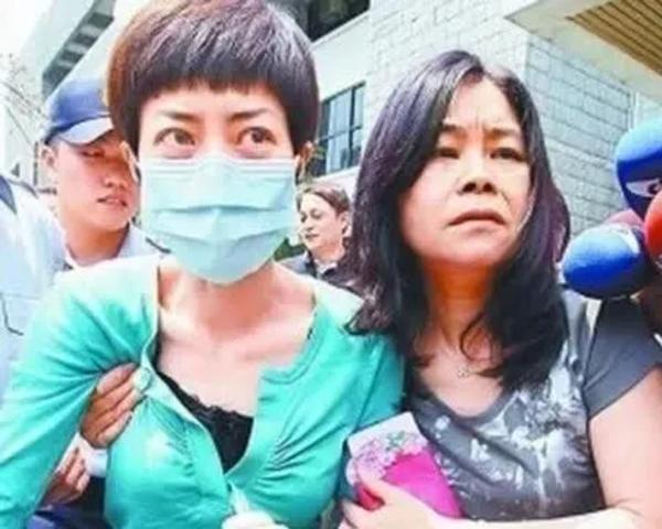 Sao Hoa ngữ hết thời phải đi làm bồi bàn, hát múa trong hộp đêm-10