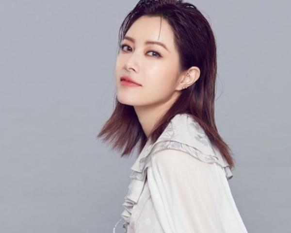 Sao Hoa ngữ hết thời phải đi làm bồi bàn, hát múa trong hộp đêm-6