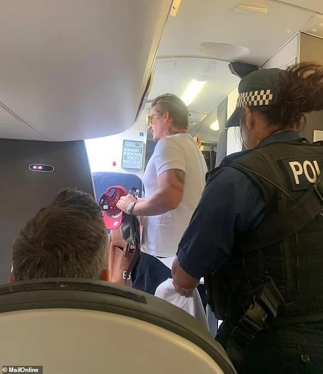 Công bố ảnh Lee Ryan bị bắt trên máy bay-1