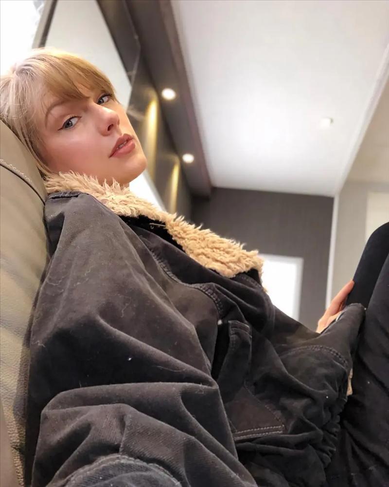 Taylor Swift dùng ô che kín người sau khi bị tố là tội phạm khí hậu-2