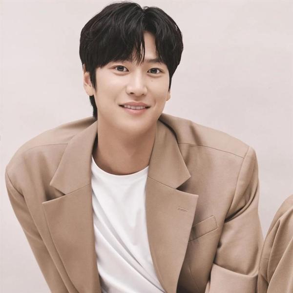 Nam thần tượng đổi đời vì cứu sống bộ phim có nam chính dính ồn ào-10