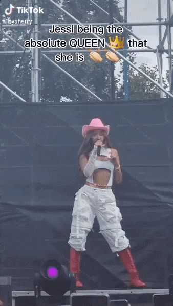 Chị đại Jessi cầu hôn fan nữ ném áo ngực lên sân khấu-2