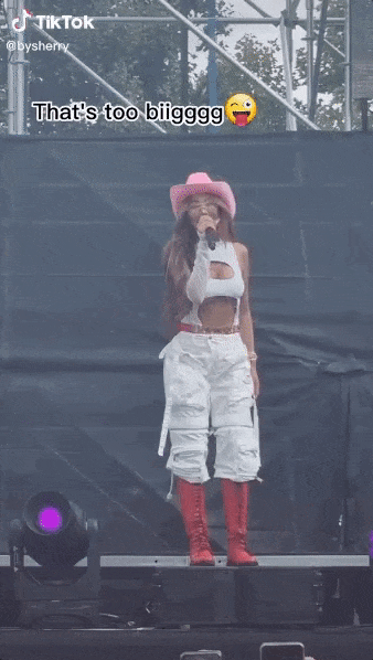 Chị đại Jessi cầu hôn fan nữ ném áo ngực lên sân khấu-3