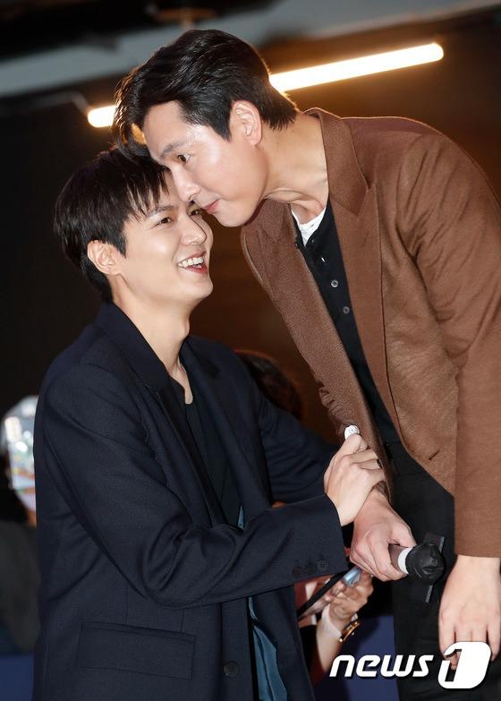 BTS Jin được săn đón, Rosé và Jisoo trốn ống kính khi đi xem phim-2